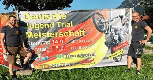 Die MTG Vorstände Tino Anker (links) und Martin Wildinger freuen sich beim Plakatieren auf das anstehende Finale der deutschen Jugend-Trial-Meisterschaft. Fotos  MTG