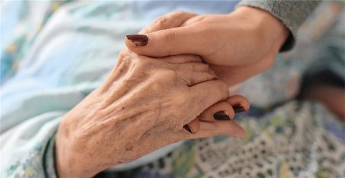 Die Nachbarschaftshilfe Kolbermoor möchte älteren Menschen helfen. Foto dpa