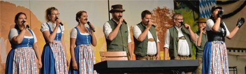 Die neunköpfige Samerberger A-cappella-Formation „Chaingang“ trat in Aschau mit ihrem neuen Programm „duad guad“ auf. Sie singt bereits seit über 20 Jahren zusammen. Foto Sieberrath