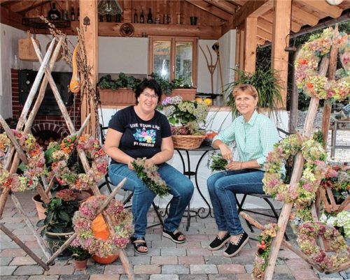 Die Ortsbäuerin von Rohrdorf, Agnes Krapf (links), und Maria Haimmerer, ebenfalls Bäuerin in Rohrdorf, halfen beim Kränzebinden fleißig mit.Foto Reisner