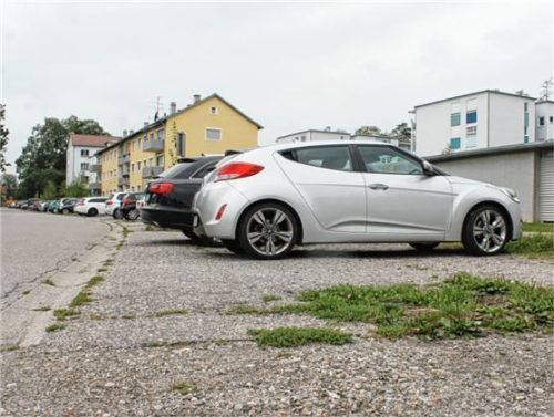 Die Parkbuchten entlang der Böhmerwaldstraße sind seit Jahren nicht mehr befestigt. Das soll sich ändern. Der Ferienausschuss genehmigte die geänderte Planung.Foto  Lohmann