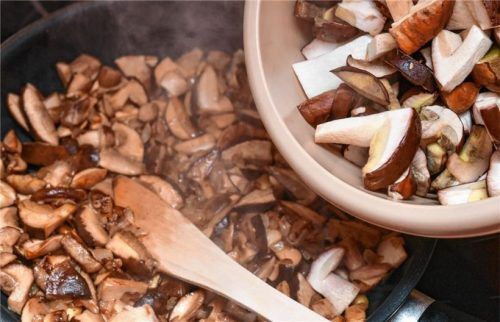 Die Pfanne sollte fast rauchen, bevor die Pilze in Rapsöl oder Butterschmalz angebraten werden. Foto Patrick Pleul/dpa-Zentralbild/dpa-tmn