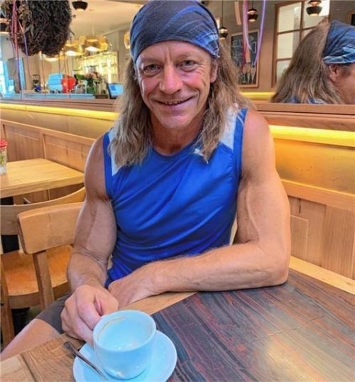 Die Tasse ist leer, der Tank noch lange nicht. Das Energiepaket Michael Pagels fährt demnächst zur Weitsprung-EM der Senioren nach Venedig.Foto Karrasch