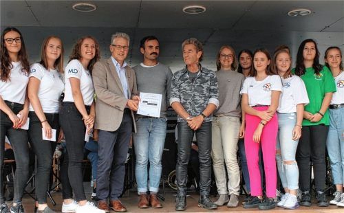 Die Urkunde für „Schule ohne Rassismus. Schule mit Courage“ überreicht Naim Balikavlayan (Mitte) an Schulleiter Helmut Wittmann. Pate des Projekts ist Peter Maffay, der sich mit seiner Tabaluga-Stiftug sozial engagiert und sich gegen rechts positioniert hat.Fotos  LOhmann