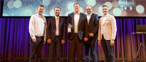 Die Volksbank Raiffeisenbank Rosenheim-Chiemsee hat den Innovationspreis 2019 für den „BankingGuide Online“ erhalten. Ihn nahmen Vorstandsmitglied Roland Seidl (Zweiter von links) und Magnus Nilsson, Leiter Vorstandsstab und Medialer Vertrieb (Mitte), von Vertretern des Genossenschaftsverbandes Bayern entgegen. Foto Strohmayr