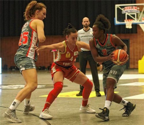 Die Wasserburgerinnen Megan McKay (links) und Kelly Moten (am Ball) sind hier gegen Hannovers Tijana Cukic in der Überzahl.Foto Schilling