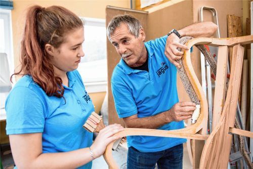 Die Zeit als Ausbilder im Jagus-Projekthaus der AWO endet für Fritz Ullrich: Ende des Monats geht der Meister in Rente. In den vergangenen 18 Jahren hat er 49 Auszubildende als Raumausstatter auf ihrem Weg begleitet. Weil es für ihn keinen Nachfolger und auch kaum noch Interesse an der Ausbildung gibt, wird das Projekt vorerst stillgelegt.Foto  Tom bauer