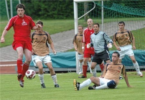 Diese Aufnahme stammt vom Juni 2007 beim letzten Saisonspiel in Baldham, als der SVN das entscheidende Spiel um den Abstieg in der Bezirksliga gewann. Zu sehen sind Thomas Wimmer, Ivo Klapan, Choko Niederthanner, Stefan Irger und Christoph Reiner (verdeckt) sowie damals im Dress der Baldhamer Robert Grätz, der vor dem Tor lauert.Foto ru
