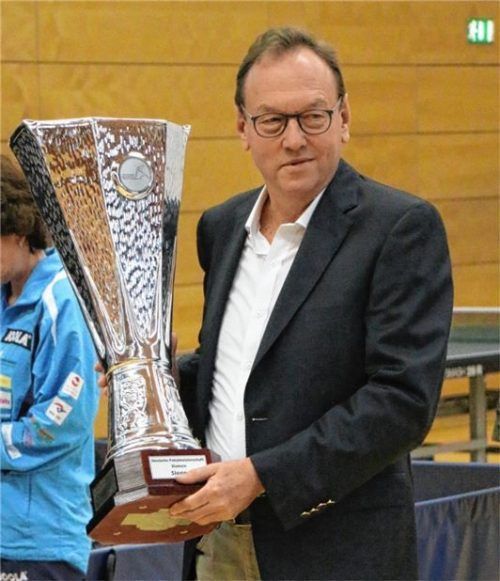 Diesen Pokal, den der stellvertretende Kolbermoorer Abteilungsleiter Günther Lodes in seinen Händen hält, wollen die Kolbermoorer Tischtennis-Damen verteidigen. Foto  Erlich