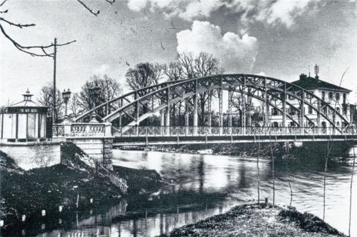 Direkt an der Mangfallbrücke  in der Innstraße steht um 1910 bereits eine der städtischen Bedürfnisanstalten. Das Häuschen (ganz links im Bild) sieht ein wenig aus wie ein Zirkuszelt, gebaut wurde es vermutlich 1897. Um 1900 gab es mehrere solcher Einrichtungen im gesamten Stadtgebiet. Der älteste Akt, der sich mit der „Errichtung eines öffentlichen Pissoirs“ befasst, stammt von 1870, meldet Karl Mair, Leiters des Stadtarchivs Rosenheim.Foto Stadtarchiv