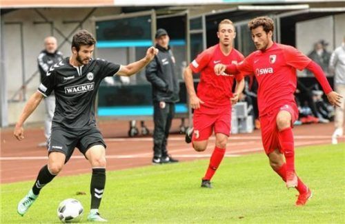 Doppeltorschütze Sammy Ammari (links) hier im Duell gegen Christopher Lannert. Foto Buchholz