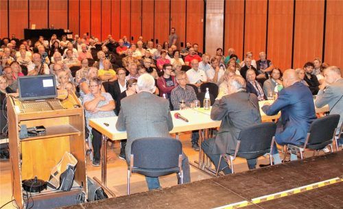 Dr. Jörg Bachmann, Bürgermeister Peter Kloo, Thomas Engmann und Heiko Friedrichs (von links) stellten sich den Fragen der Bürger. Foto  Riediger