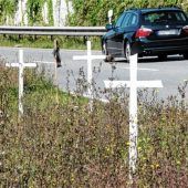 Drei weiße Mahnmale