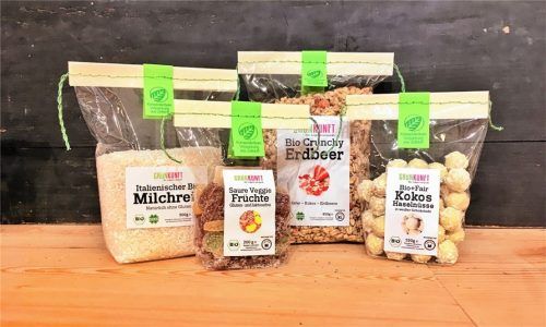 Durchsichtig, reißfest: Der Beutel schaut aus wie eine Plastiktüte, besteht aber aus gepressten Holzresten. Markenzeichen: die Naht als Verschluss.Fotos re