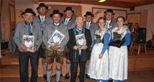 Ehrung für 60 jährige Mitgliedschaft (von links): Rupert Poll, Konrad Stuffer, Katharina Leitner. Hinten Vorsitzender Peter Bichler, Stellvertreter Georg Gar, Werner Hefter, Andreas Leitner sowie Vroni Paul und Katharina Sieber.Foto re
