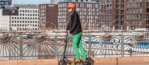 Ein Blinker für Elektro-Tretroller hätte den Vorteil, dass beide Hände am Lenker bleiben können. Foto ampnet/Electric Empire