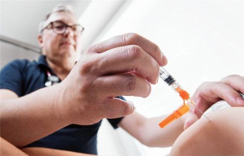 Ein Kinderarzt impft ein einjähriges Kind in den Oberschenkel mit dem Impfstoff Priorix (Lebendvirusimpfstoff gegen Masern, Mumps und Röteln). Das Bundeskabinett hat ein Gesetz für eine Masern-Impfpflicht auf den Weg gebracht. Ab März 2020 müssen Eltern vor der Aufnahme ihrer Kinder in eine Kita oder Schule nachweisen, dass diese geimpft sind. Die Impfpflicht gilt auch für bestimmte Erwachsene. Foto Julian Stratenschulte/dpA