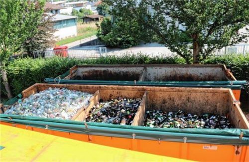 Ein Lkw des Landkreises bei der Leerung der Glascontainer. Auch bei der Abholung bleibt die Trennung erhalten.Foto re