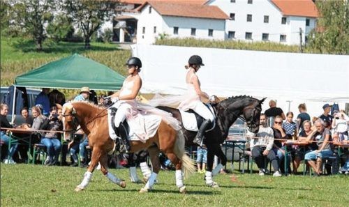 Ein „Pas de Deux“, eine Dressurkür, zeigten auf dem Reiterfest der Pferdefreunde Alicia Welt und Sophie Fitz.