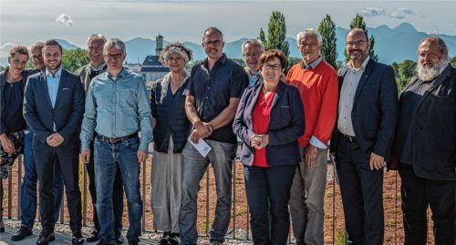 Ein Projekt, viele Beteiligte: Hinter der „Utopia toolbox“ stehen (von links) Andrea Hailer (PR), Richard Weissenbacher und Daniel Artmann, beide Geschäftsführer „Stellwerk 18“; Alfred Hilscher, KAB Rosenheim; Alexander Kirnberger, Sozialforum Rosenheim; Juliane Stiegele, „Utopia toolbox“; Dr. Ulrich Schäfert, Kunstpastoral der Erzdiözese; Sebastian Heindl, Stadtpfarrer Pfarrei Christkönig/Pfarrverband; Gudrun Unverdorben, KABM Erwin Heller, „Utopia toolbox“; Dietrich Mehl, Kreisgeschäftsführer VdK Bayern und Günther Stranzinger von der Diakonie Soziale Dienste Oberbayern. Foto tHOMAE