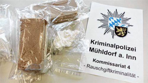 Ein ungewöhnlich großer Drogenfund war der Kripo Mühldorf im August vergangenen Jahres geglückt. Bei einer Verkehrskontrolle fanden die Beamten zwei „Heroinziegel“ und zwei Tüten mit Kokain. Über Monate hinweg hatten Polizisten einen verdächtigen Albaner überwacht.Foto  kripo Mühldorf