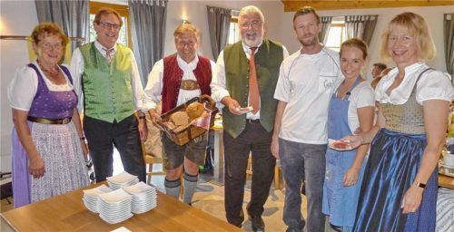 Eindrücke von der Eröffnung des Rosenheimer Bauernherbstes (von links): die stellvertretende Traunsteiner Landrätin Resi Schmidhuber, der stellvertretende Rosenheimer Landrat Dieter Kannengießer, Wolfgang Sattelberger (Innungsmeister Bäcker), Sebastian Friesinger (RegRo-Vorsitzender), Simon Fink (Hofcafé in Zillham) mit Lebensgefährtin Anna und Theresia Albrecht (Metzger-Innung und DEHOGA-Kreisvorsitzende).Foto  Hötzelsperger