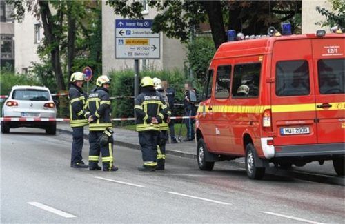 Eine 73-Jährige wurde in der Egerländerstraße von einem VW Tiguan erfasst und schwer verletzt. Die Feuerwehr sicherte die Unfallstelle ab.Foto  Eß