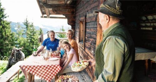 Eine deftige Brotzeit auf einer der zahlreichen Hütten rundet den Bergherbst ab. Foto Zillertaltourismus/André Schönherr