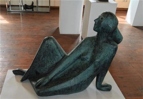 Eine der „Mädchen“-Plastiken der Bildhauerin Marianne Lüdicke, zu sehen in der Torhalle des Klosters Frauenwörth. Foto Gloßner
