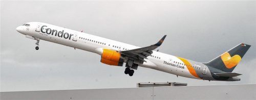 Eine Maschine der Fluggesellschaft Condor startete gestern. Der deutsche Ferienflieger ist von der Insolvenz des britischen Mutterkonzerns Thomas Cook vorerst nicht betroffen. Reisen der deutschen Thomas-Cook-Töchter sind vorerst abgesagt. Foto  dpa