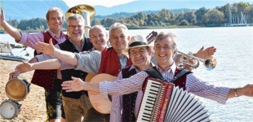 Eine Premiere im Mühldorfer Landkreis: Eine musikalische Reise nach Kuba machen die „Cubaboarischen Tradicional“ im Kulturhof in Mettenheim.Foto CBT