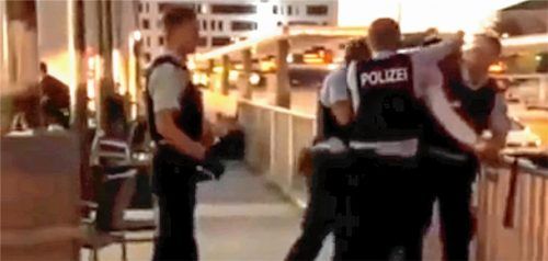 Eine Szene aus dem Instagram-Video zeigt den Einsatz der Rosenheimer Bundespolizei am Bahnhofsvorplatz in Rosenheim. Foto Instagram, User: die_zachgerechte_dominierung