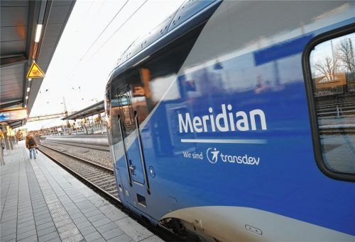 Eine Zugbegleiterin des Meridian hatte im Sommer 2018 einer Gruppe afrikanischer Männer den Zutritt zu einem Bus verwehrt. Die Männer wandten sich daraufhin an die Polizei und warfen der Frau vor, sie rassistisch beleidigt zu haben. Vor Gericht wurde die Frau nun freigesprochen. Foto dpa