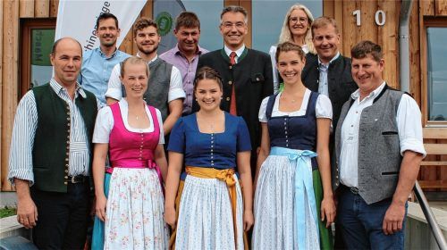 Empfang für die neuen Dorfhelferinnen (vorne von links): Martin Weber, Vroni Weber, Johanna Mayer, Magdalena Wallner, Franz-Xaver Blinninger, (hinten von links) Josef Riedl, Florian Hötzelsperger, Anton Braun, Otto Lederer, Helga Biller und Martin Oswald. Foto Hanfstingl