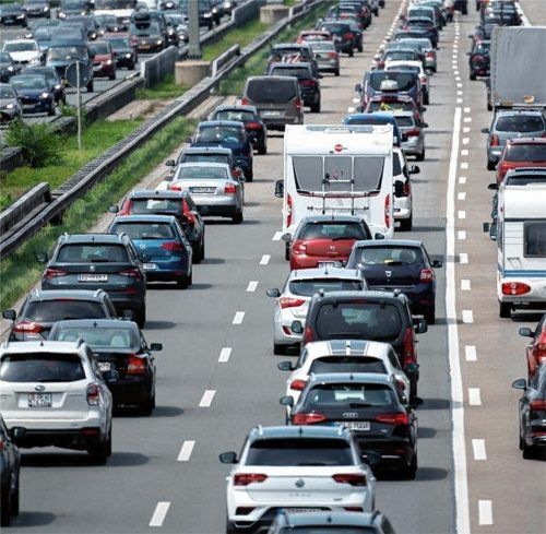 Endlose Blechlawine: Mit bis zu 71000 Fahrzeugen pro Tag ist die A8 heillos überlastet. Foto Dpa