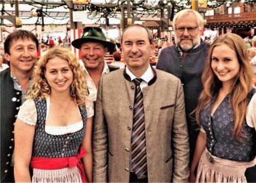 Entspannte Besprechung der Freien Wähler auf dem Rosenheimer Herbstfest (hinten von links): Landtagsabgeordneter Nick Kraus, Listenkandidat Georg Wagner, der stellvertretende bayerische Ministerpräsident Hubert Aiwanger, Bürgermeisterkandidat Josef Höß mit seinen Töchtern Miriam (links) und Sandra (rechts).Foto re