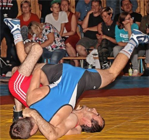 Er drehte wie seine weiteren Teamkollegen auf: TVT-Leichtgewichtler Tobias Einsiedler (blaues Trikot) holte im freien Stil noch innerhalb der ersten Kampfminute einen Schultersieg gegen den Trostberger Charun Baymuradov. Foto  Wittenzellner