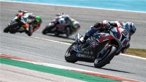 Er lieferte sich auch in Portugal heiße Positionskämpfe mit seinen Konkurrenten: Markus Reiterberger (Nummer 28). Foto BMW Motorrad Motorsport