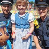 Beamten in den Schritt gekniffen