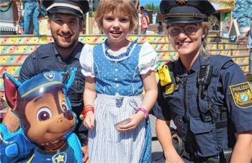 Erinnerungsfoto: Die beiden Polizisten Patrick Kern und Maria Bohrer mit Sophia aus Vogtareuth und ihrem aufblasbaren Diensthund Max. Foto Polizei
