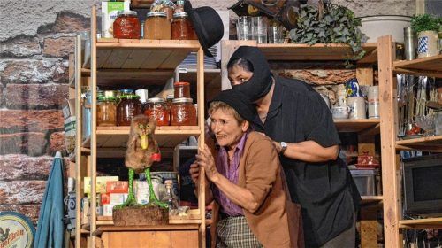 Ermittlungen in der Speis: Pfarrersköchin Agathe (Renate Gantner) und Resi Mausleitner (Martina Klimm).Fotos Sieberath