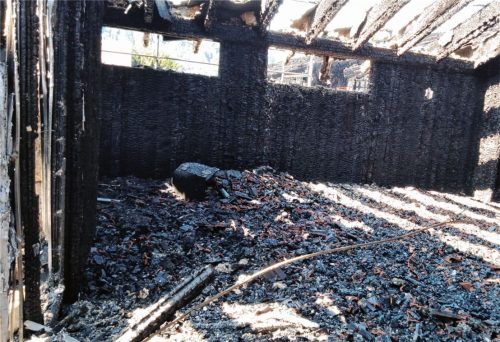 Erschütternder Blick ins Innere des völlig ausgebrannten hölzernen Wohnkomplexes an der Rosenheimer Straße mit insgesamt 16 Eigentumswohnungen. Viele davon waren schon verkauft.Fotos Feuerwehr Oberaudorf/Michael Hübner