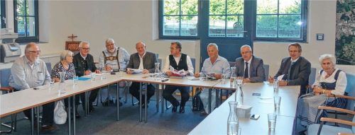 Erste Sitzung des Bayernbunds in Rosenheim: (von links): Wolfgang Welscher und Dr. Ursula Welscher-Forche (Zweiter Vorsitzender von Handwerker für Darfur und Schriftführerin), Manfred Karl (Bayernbund-Beisitzer), Sebastian Friesinger (Landesvorsitzender), Christian Glas (Kreisvorsitzender), Landtagsabgeordneter Klaus Stöttner, Landtagsabgeordneter Klaus Steiner, Magister Dr. Josef Siegele, Agrardirektor Christian Bürger von Volksbanken Raiffeisenbanken, Elfriede Göppelhuber (Zweite Kreisvorsitzende).Foto  Hötzelsperger