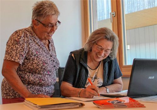 Evi Kaesler (links) und Gerda Flori bei der Arbeit im neuen Seniorenbüro.Foto Heinz