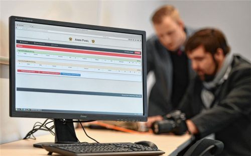Experten des Landeskriminalamts demonstrieren eine Phishing-Attacke auf einem Rechner. Das „Angeln“ persönlicher Daten, beispielsweise durch schadhafte E-Mail-Anhänge, wird immer häufiger in Deutschland. Dabei handelt es sich längst nicht um die einzige kriminelle Cyber-Methode. Fotos dpa, Schlecker