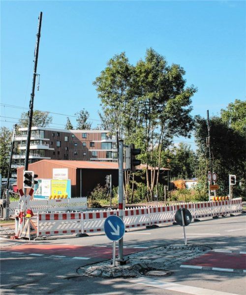 Fahrzeuge können den Bahnübergang Hassler-/Aiblinger Straße laut Bahn ab Sonntag wieder passieren, wegen Bauarbeiten war er seit Ende Juli gesperrt. Foto Riediger