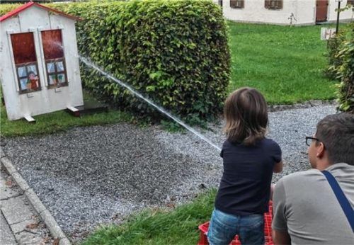 Feuerwehrfrau in spe: Den Brand im Visier.