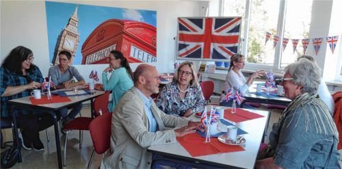 Fremdsprache Englisch – dazu hatte die VHS extra ein englisches Café eingerichtet, wo es typische Spezialitäten zur „Tea-Time“ gab.Fotos  Meier