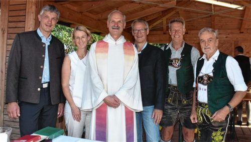 Freudestrahlend in positiver Erinnerung: (von links) Bernhard Pichler (Zweiter Bürgermeister von Flintsbach), Evi Faltner (stellvertretende Geschäftsführerin Christliches Sozialwerk), Dekan Pfarrer Helmut R. Kraus, Matthias Jokisch (Erster Bürgermeister von Brannenburg), Matthias Lederer (früherer Bürgermeister von Brannenburg), Johann Weiß (Gemeinde- und Verwaltungsrat).Foto re