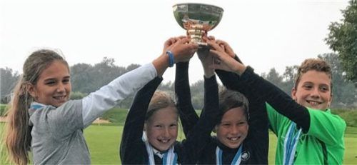 Freuen sich über den Sieg: Theresa Wiesbeck, Laura Schedel, Moritz Kretzschmar und Bastian Eggerdinger (von links). Foto  re